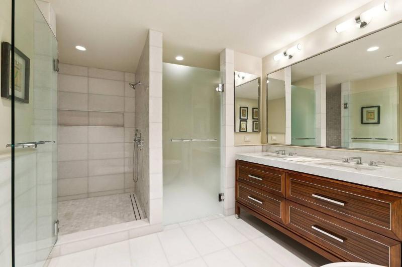 Waterfront Apartment Modern - image 7