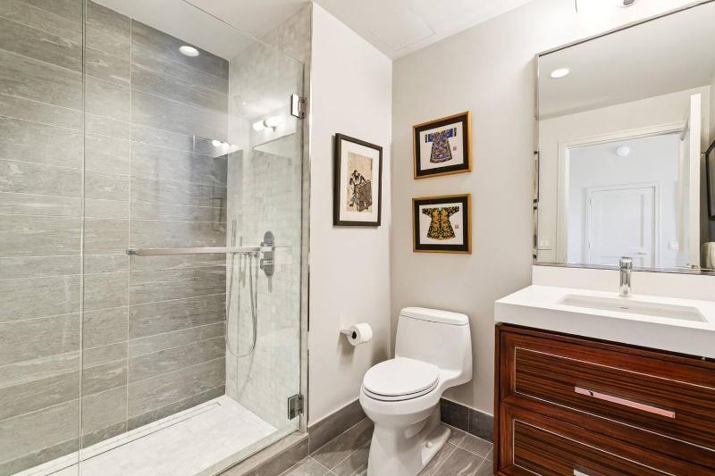 Waterfront Apartment Modern - image 9