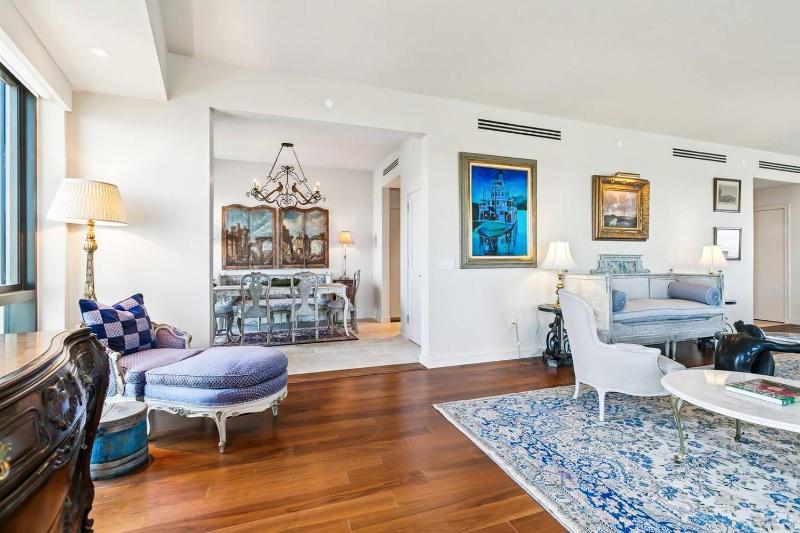 Waterfront Apartment Modern - image 14