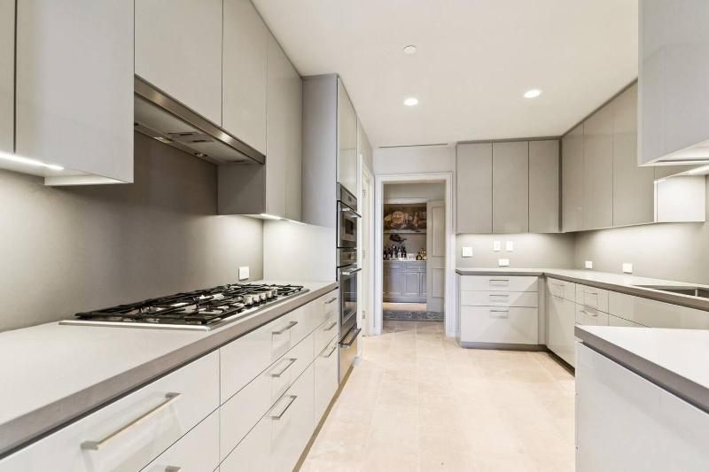 Waterfront Apartment Modern - image 12