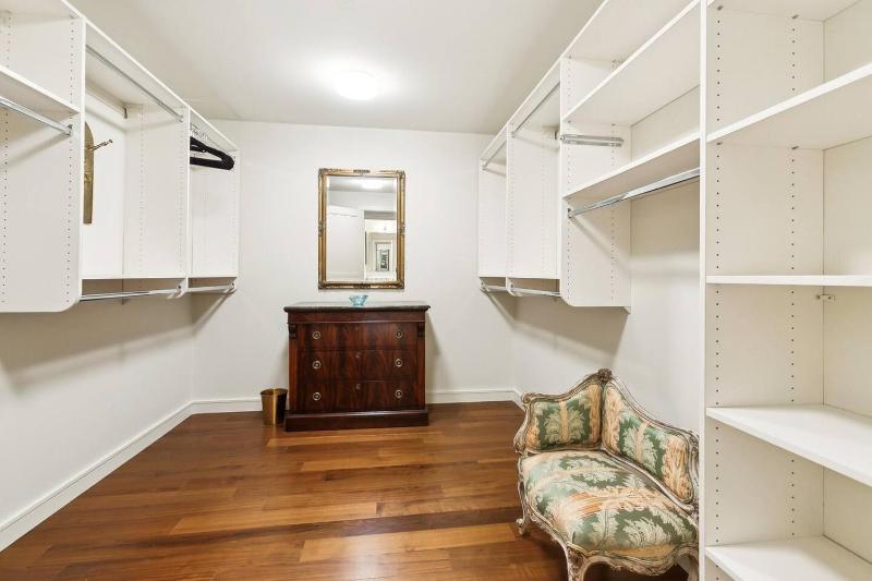 Waterfront Apartment Modern - image 3