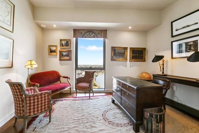 Waterfront Apartment Modern - image 16