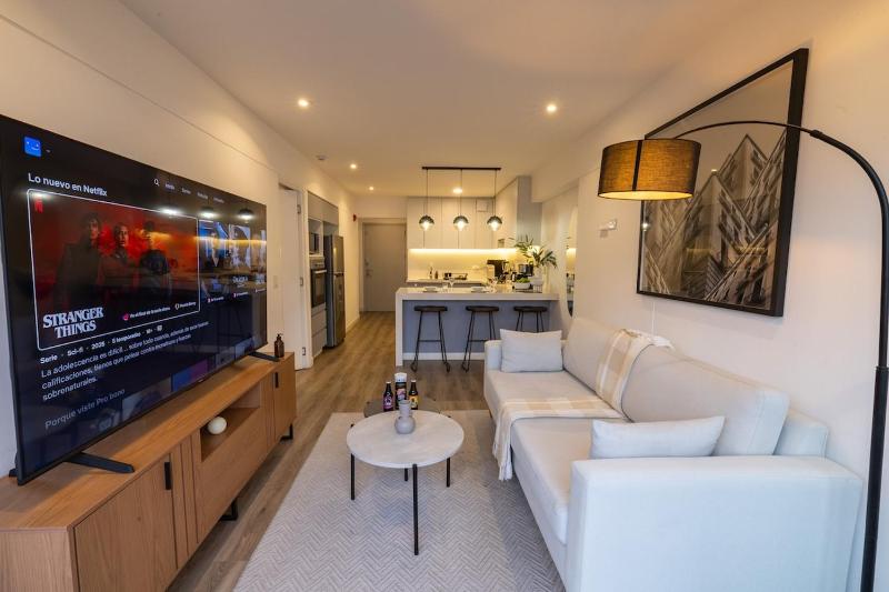 Bright & Modern 1BR w Balcony WIFI Free parking - image 1