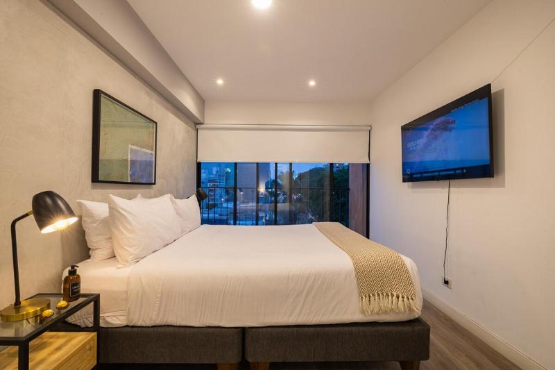 Bright & Modern 1BR w Balcony WIFI Free parking - image 5