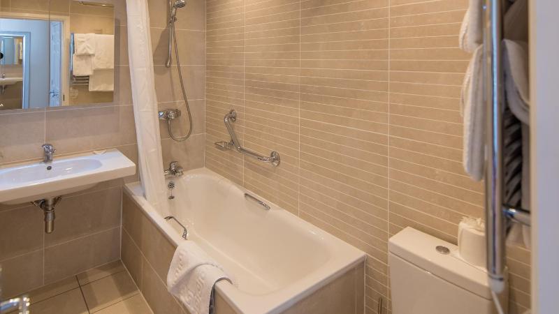 Deluxe Double or Twin Room with Sea View image 3