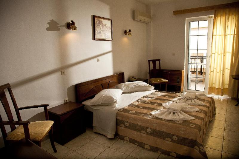 Double or Twin Room with Partial Sea View image 1