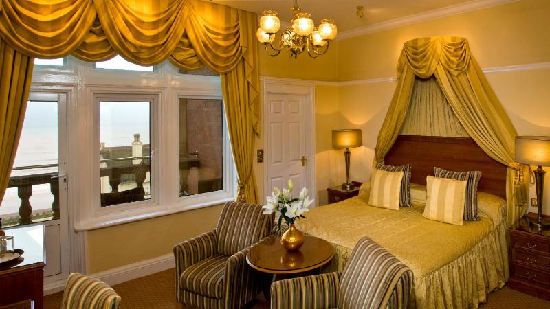 Deluxe Sea facing Twin/Double Room image 4