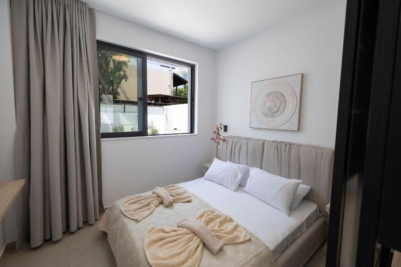 New 4 bedroom villa with pool 100 meters from the beach - image 5