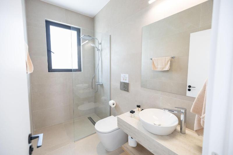 New 4 bedroom villa with pool 100 meters from the beach - image 9