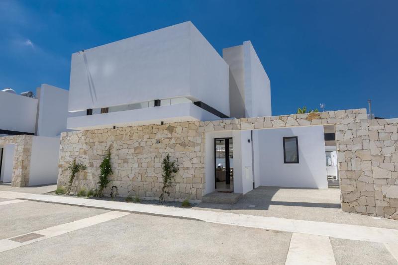 New 4 bedroom villa with pool 100 meters from the beach - image 16