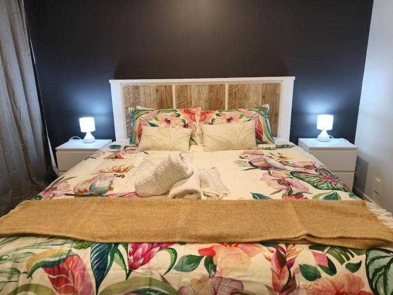 Super king bed & free parking central CHC - image 1