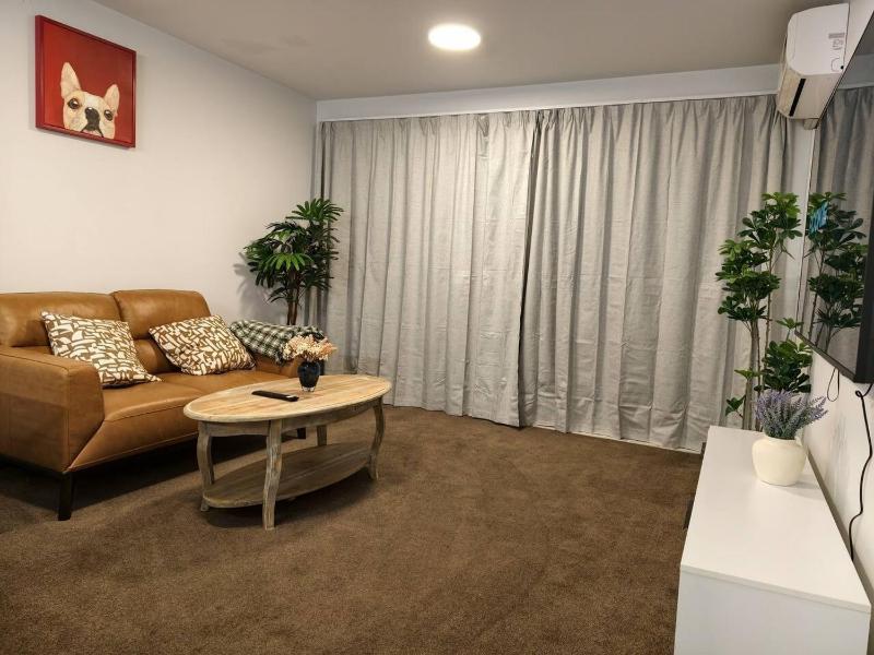 Super king bed & free parking central CHC - image 10