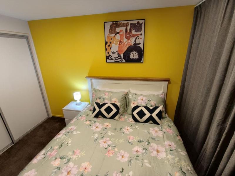 Super king bed & free parking central CHC - image 16