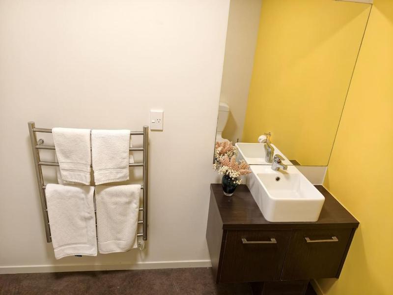 Super king bed & free parking central CHC - image 15