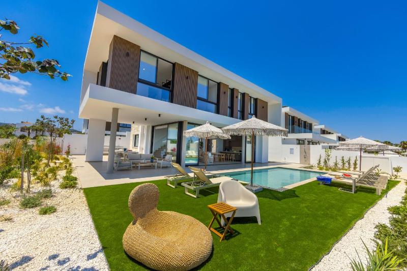 New 4 Bedroom Villa with panoramic sea views - image 1