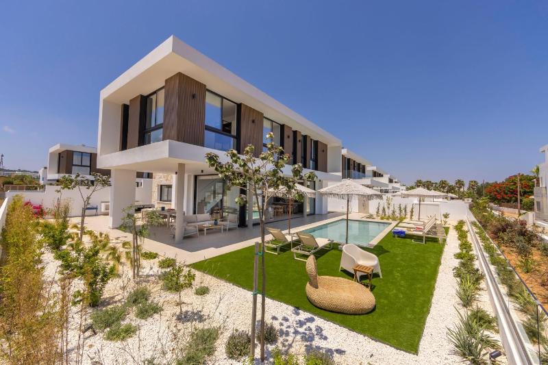 New 4 Bedroom Villa with panoramic sea views - image 11