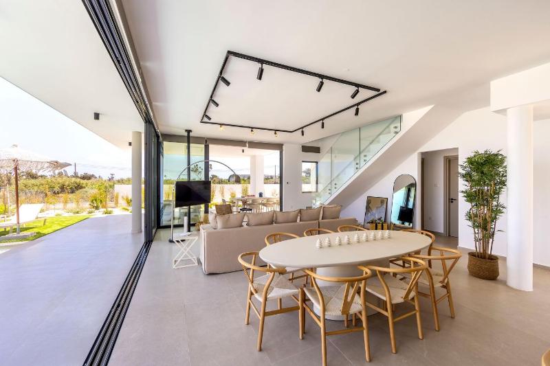 New 4 Bedroom Villa with panoramic sea views - image 4