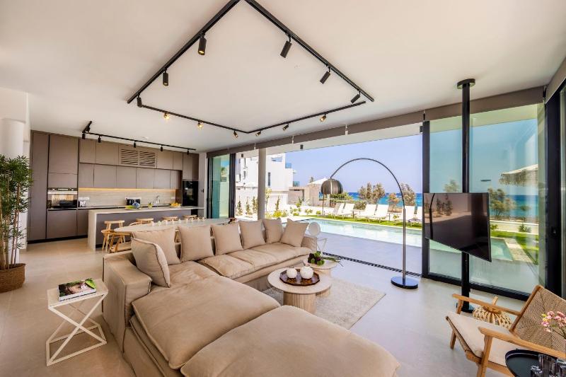 New 4 Bedroom Villa with panoramic sea views - image 7