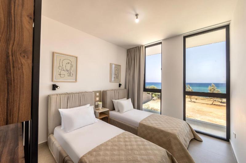 New 4 Bedroom Villa with panoramic sea views - image 2