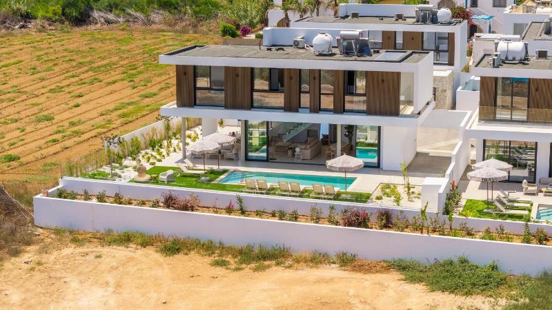 New 4 Bedroom Villa with panoramic sea views - image 14