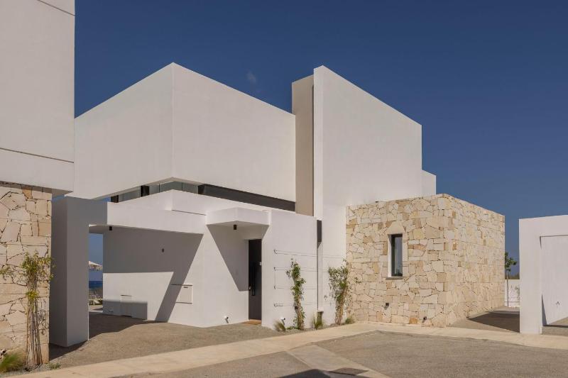 New 4 Bedroom Villa with panoramic sea views - image 13