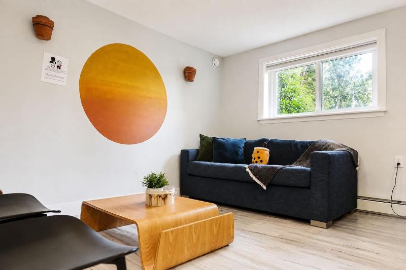 Kitsilano 2BR Near UBC & Beach Sleeps 5 - image 1