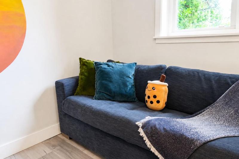 Kitsilano 2BR Near UBC & Beach Sleeps 5 - image 6