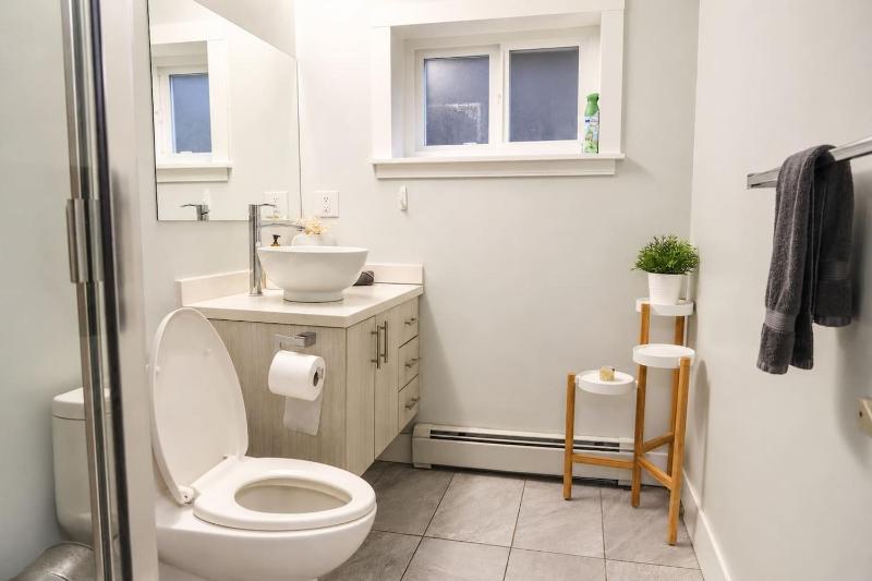 Kitsilano 2BR Near UBC & Beach Sleeps 5 - image 2