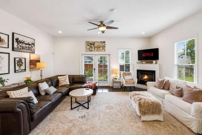 Spacious Nashville townhouse w exclusive backyard - image 1