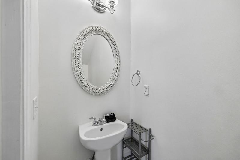 Spacious Nashville townhouse w exclusive backyard - image 12