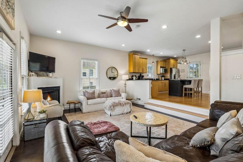 Spacious Nashville townhouse w exclusive backyard - image 3