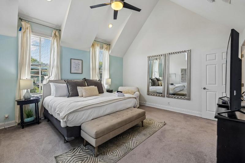 Spacious Nashville townhouse w exclusive backyard - image 15