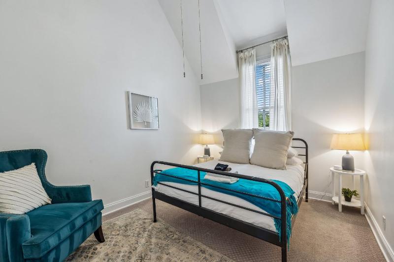 Spacious Nashville townhouse w exclusive backyard - image 11