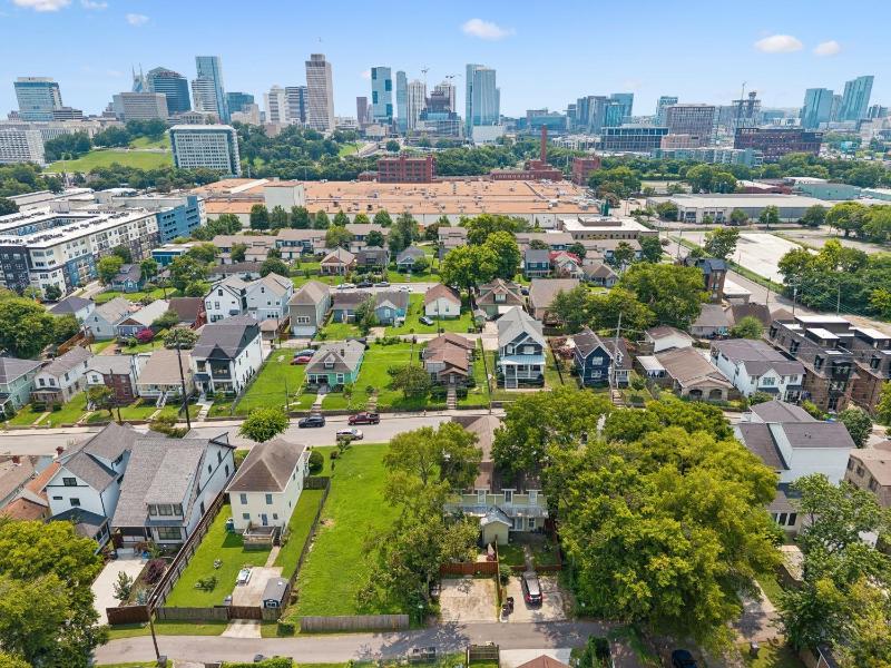 Spacious Nashville townhouse w exclusive backyard - image 9