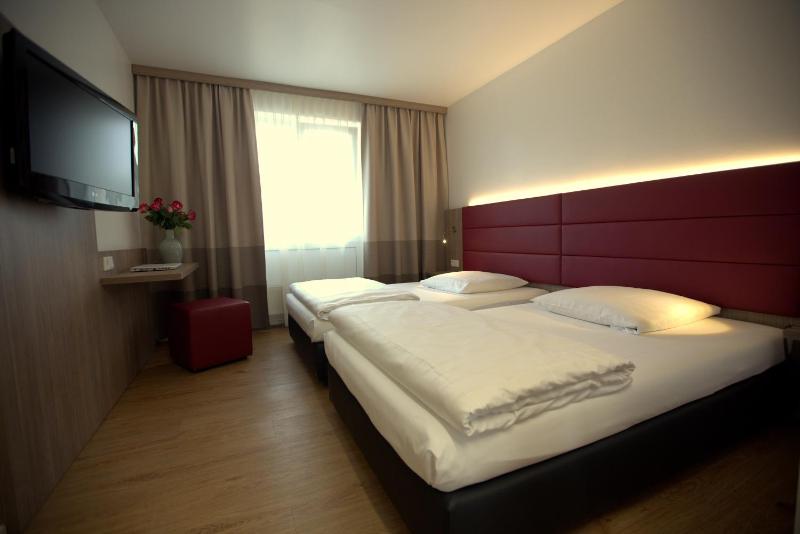 Twin Room image 4