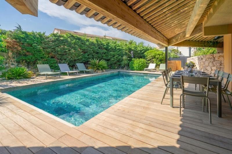 Architect's villa sea view spa and swimming pool - image 12