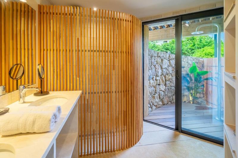 Architect's villa sea view spa and swimming pool - image 22