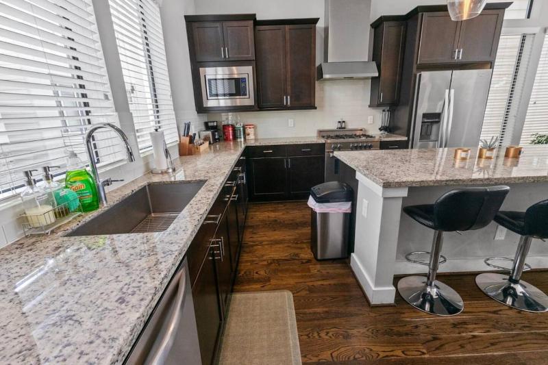 Heights Rooftop 3 Private Suites 2-Car Garage Sleeps 6 - image 12