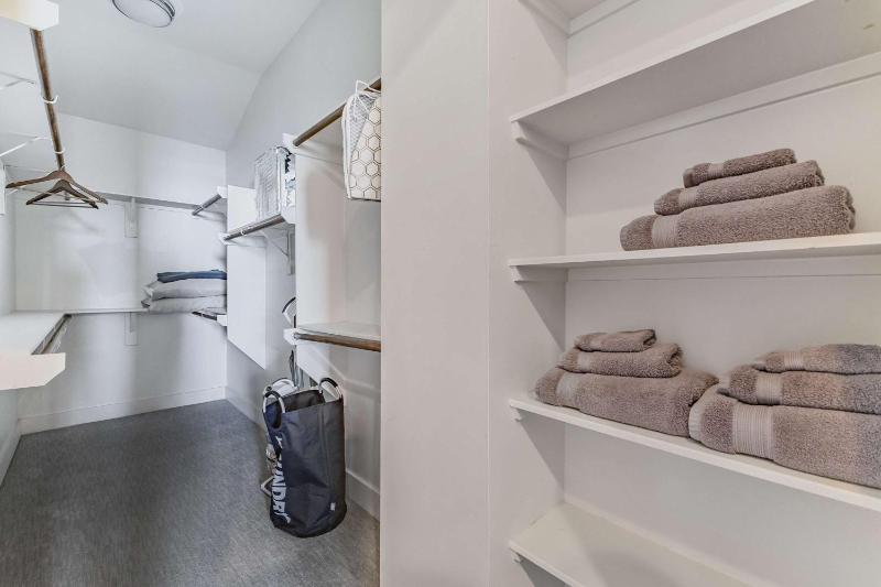 Heights Rooftop 3 Private Suites 2-Car Garage Sleeps 6 - image 9