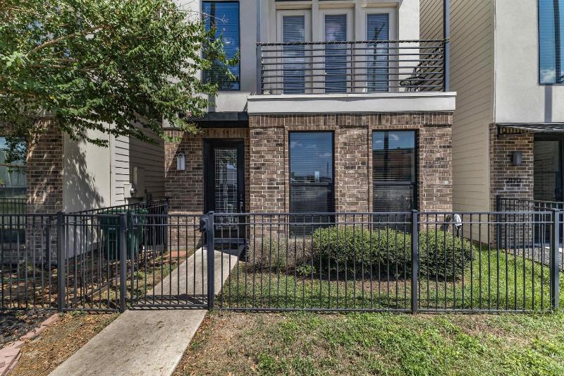 Heights Rooftop 3 Private Suites 2-Car Garage Sleeps 6 - image 15