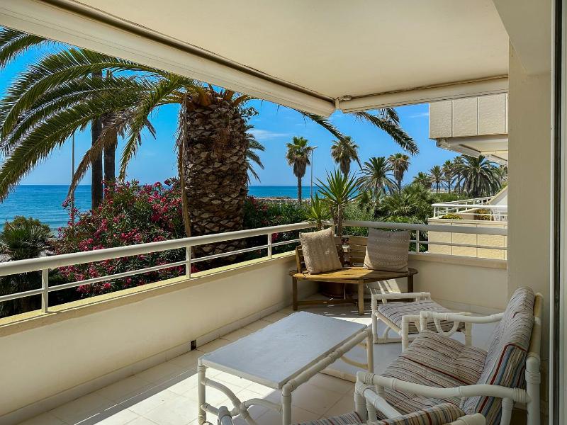 Front Beach Apartment by Hello Homes Sitges - image 3
