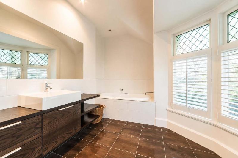 Bel Air Mansion - Sleeps 12 Villa - image 9