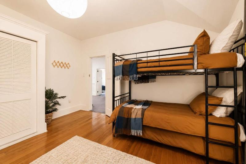Bel Air Mansion - Sleeps 12 Villa - image 13
