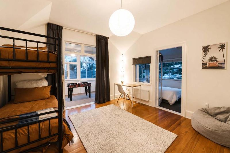 Bel Air Mansion - Sleeps 12 Villa - image 17