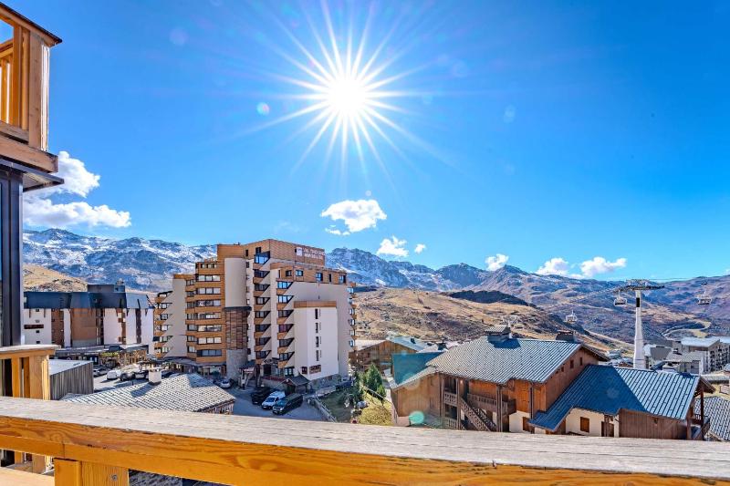 Alpine Stay w Private Ski Views - image 10