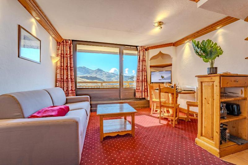Alpine Stay w Private Ski Views - image 11