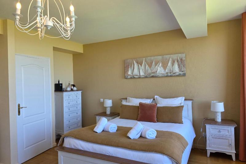 La Petite Tour de lEstuaire Panoramic Sea View & Private Terrace - image 11