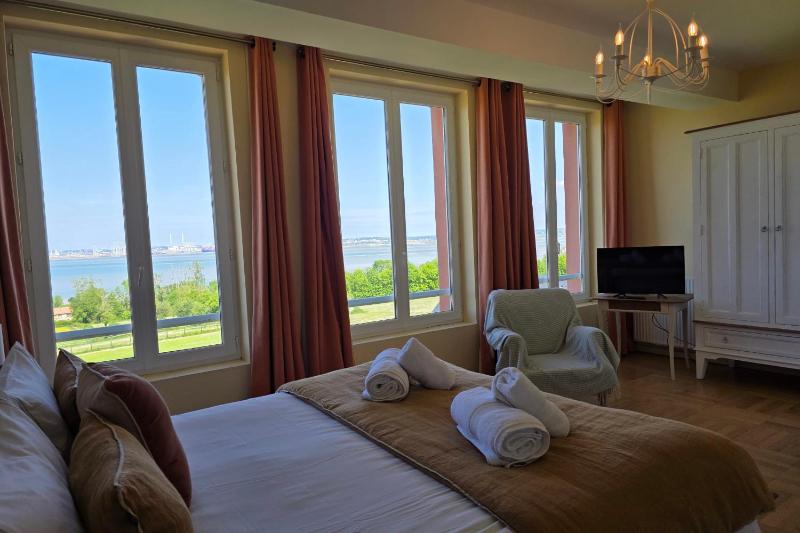 La Petite Tour de lEstuaire Panoramic Sea View & Private Terrace - image 7