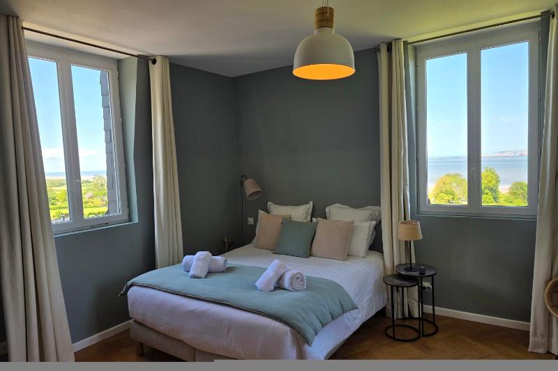 La Petite Tour de lEstuaire Panoramic Sea View & Private Terrace - image 13