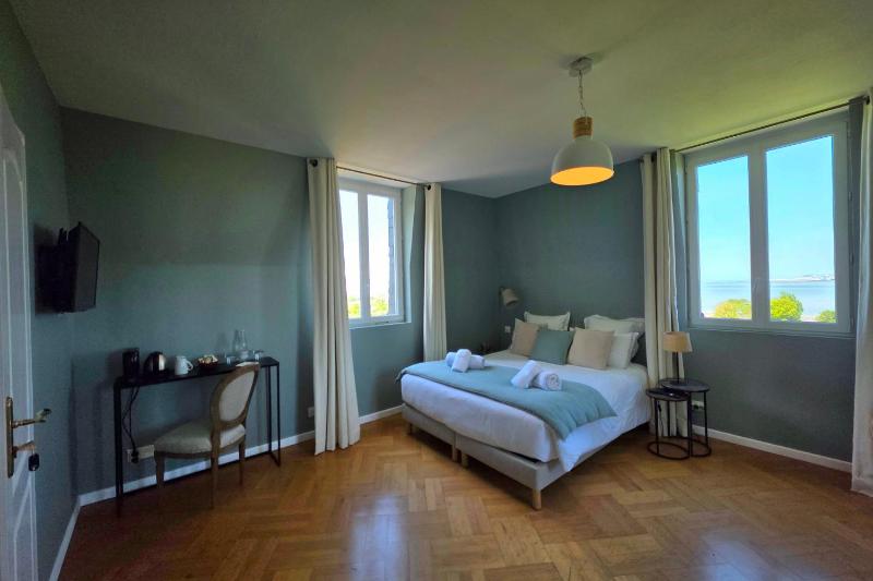 La Petite Tour de lEstuaire Panoramic Sea View & Private Terrace - image 9